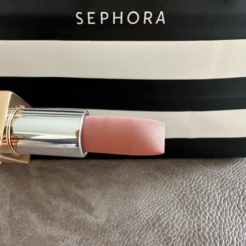 PRADA BEAUTY
Monochrome Hyper Matte Refillable Lipstick - Picture 7 of 8